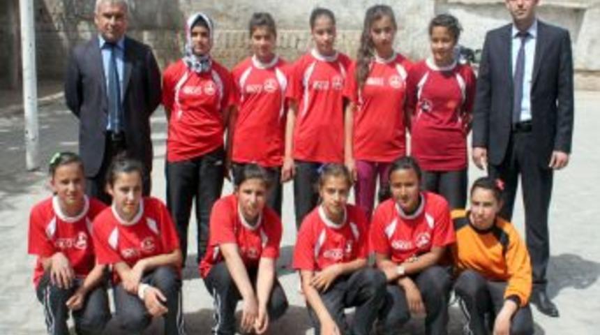 Kız Futbol Takımı, G&ouml;z&uuml;n&uuml; T&uuml;rkiye Şampiyonluğuna Dikti