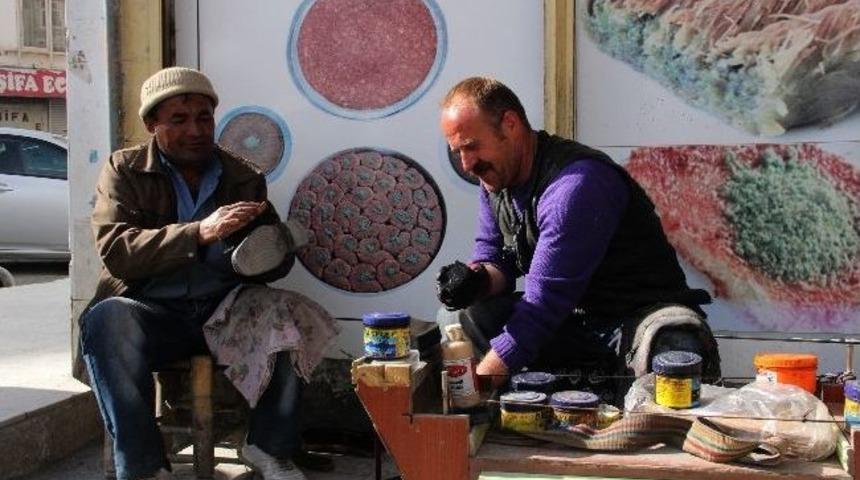 (&ouml;zel Haber) Hakkarili Ayakkabı Boyacısından &Ouml;rnek Davranış
