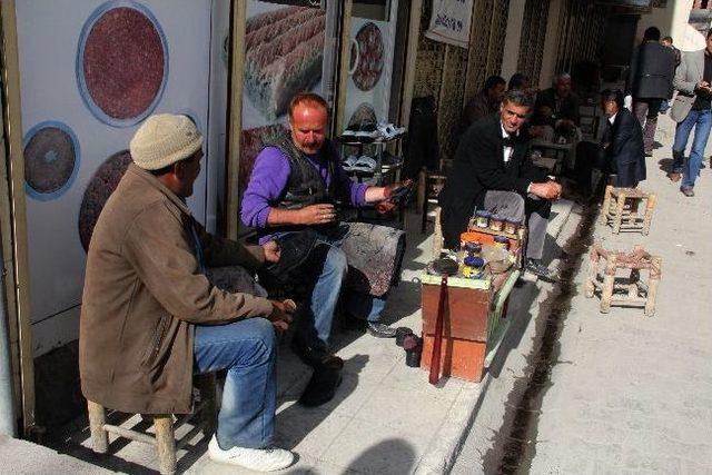 (özel Haber) Hakkarili Ayakkabı Boyacısından Örnek Davranış