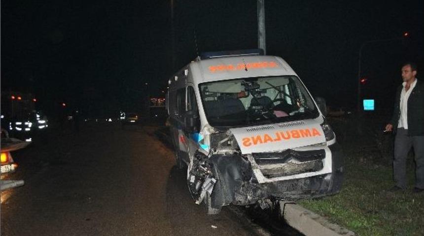 Ambulansla Otomobil &Ccedil;arpıştı: 8 Yaralı