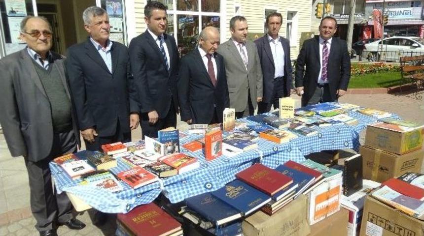 K&uuml;&ccedil;&uuml;k&ccedil;ekmece Hayrabolulular Deneği Kitap Toplama Kampanyasına 1300 Kitap Bağışladı