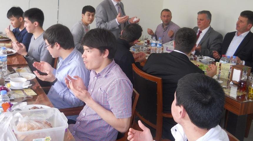 Akyazı Hacı Kemal Erimez Yurdu Kazakistanlı &Ouml;ğrencileri Ağırladı