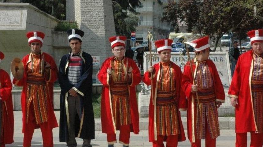 Otistik &Ccedil;ocuklar Anne Babalarıyla Y&uuml;r&uuml;d&uuml;