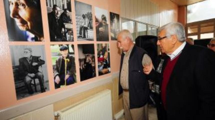 Huzurevinde Kalan Yaşlılar, Modellik Yaptıkları Sergiyi Gezdi