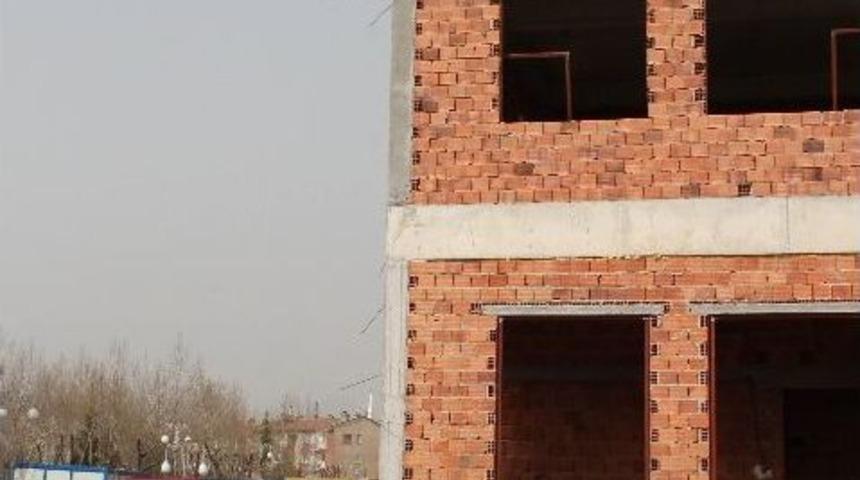 Babasının G&ouml;z&uuml; &Ouml;n&uuml;nde D&uuml;şerek &Ouml;ld&uuml;