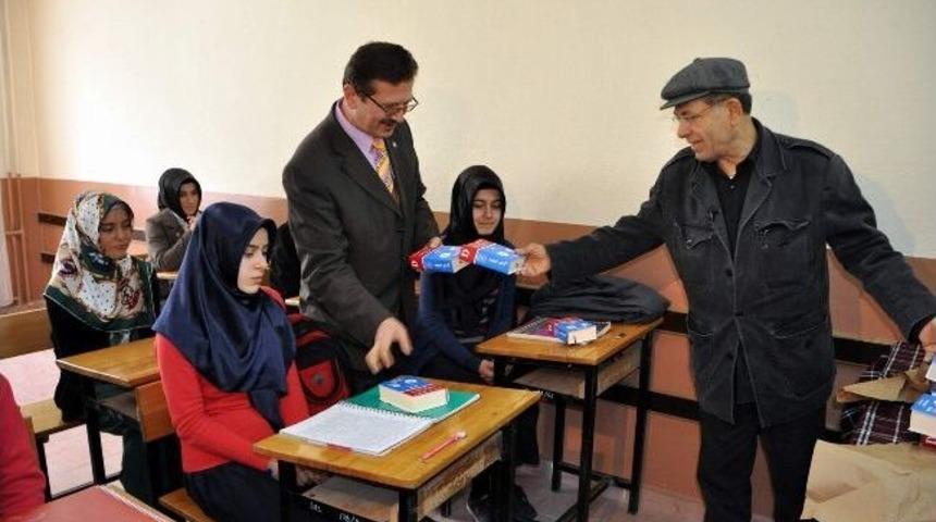 Suşehri Deniz Feneri Derneği Tarafından &Ouml;ğrencilere S&ouml;zl&uuml;k Dağıtıldı