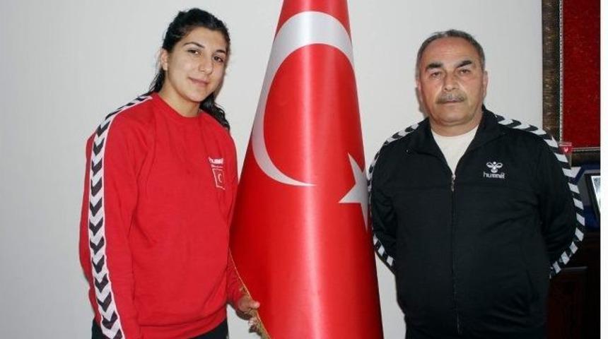 Milli Hentbolcu Sivas&rsquo;a D&ouml;nd&uuml;