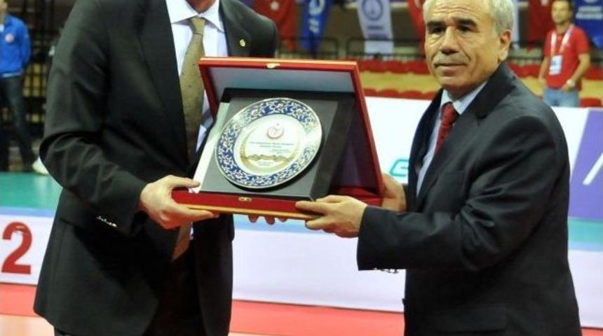 T&uuml;rkiye Voleybol Federasyonu'ndan Başkan Tahmazoğlu&rsquo;na Teşekk&uuml;r Plaketi