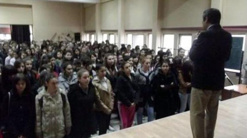 Anadolu &Uuml;niversitesi Dekan Yardımcısı Do&ccedil;. Dr. Mehmet G&uuml;ltekin Gediz Kız Teknik Ve Meslek Lisesi'ni Ziyaret Etti