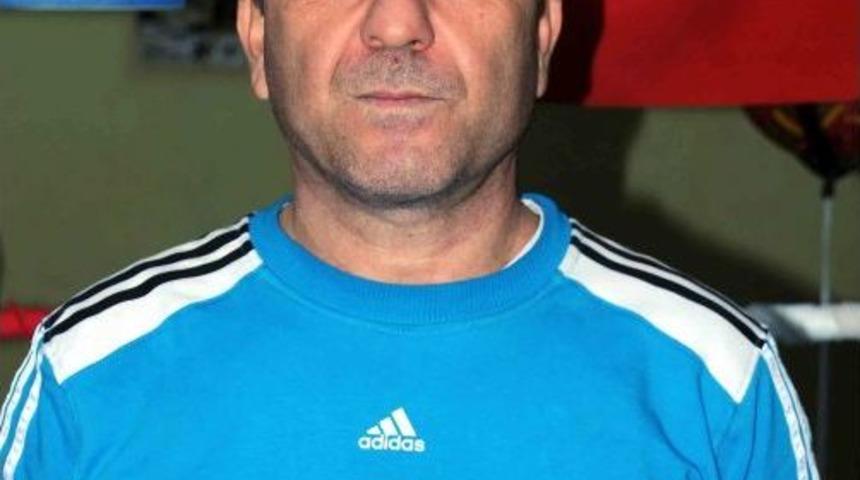 G&uuml;nd&uuml;z Kaportacılık Akşamları Boks Antren&ouml;rl&uuml;ğ&uuml; Yapıyor