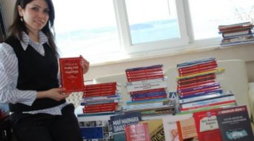 Hakan Ş&uuml;k&uuml;r Kitaplarını &Ccedil;om&uuml;&rsquo;ye Bağışladı