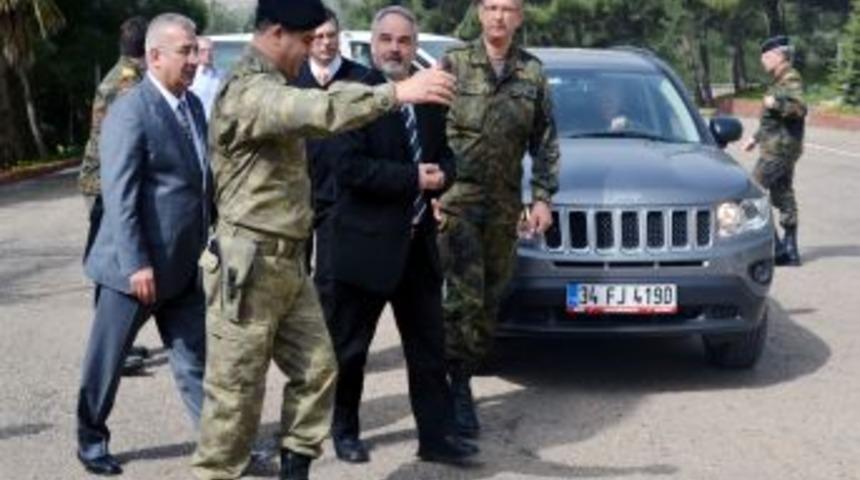 Alman M&uuml;steşar Kossendey, Patriotları Inceledi