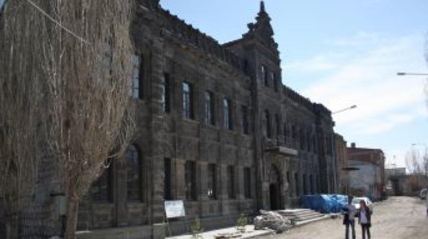 Kars&rsquo;ta Tarihi Yapılar Baharda Bir Başka G&uuml;zel