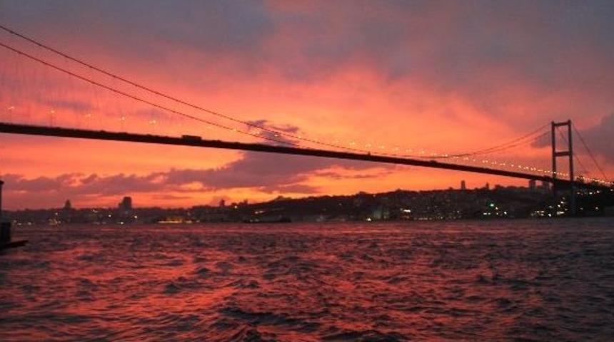 (&ouml;zel Haber) İstanbul Boğazı'nda Kızıl G&uuml;zelliği