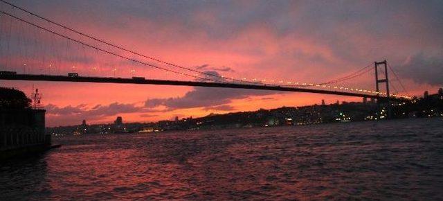 (özel Haber) İstanbul Boğazı'nda Kızıl Güzelliği