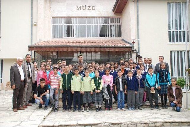 Jandarma Öğrencilere Müze Ve Ören Yerlerini Gezdirdi