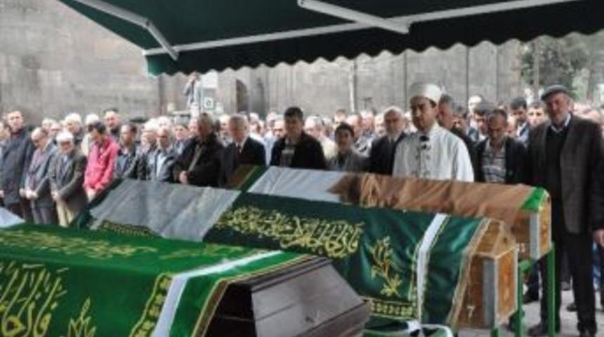 Yangında Dumandan Zehirlenerek &Ouml;len Yaşlı Kadın Toprağa Verildi