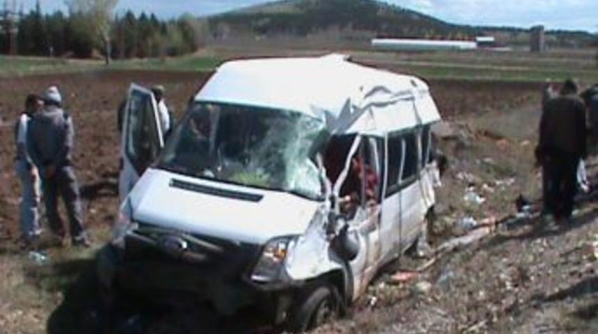 Sporcuları Taşıyan Minib&uuml;s Takla Attı: 1 &Ouml;l&uuml;, 12 Yaralı