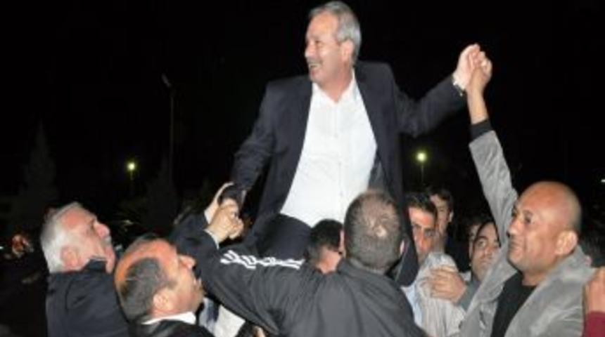 Başbakanın Elinden &Ouml;d&uuml;l Alan Başkana, Kozanlılardan G&ouml;rkemli Karşılama