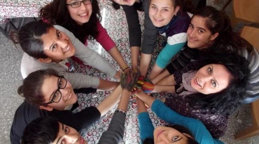 Otistik Çocuklara Renkli Ellerle Destek