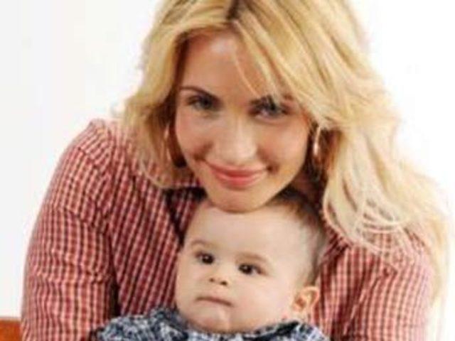 &Uuml;nl&uuml;lerin aşk jestleri 6