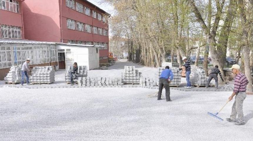 Kırşehir Belediyesi Okulların Etrafını D&uuml;zenliyor