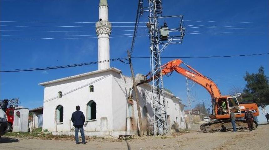 Depremden Ve Yağışlardan Zarar G&ouml;ren Aksakal K&ouml;y&uuml; Camii Yıkıldı
