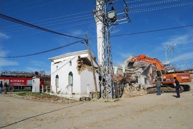 Depremden Ve Yağışlardan Zarar Gören Aksakal Köyü Camii Yıkıldı