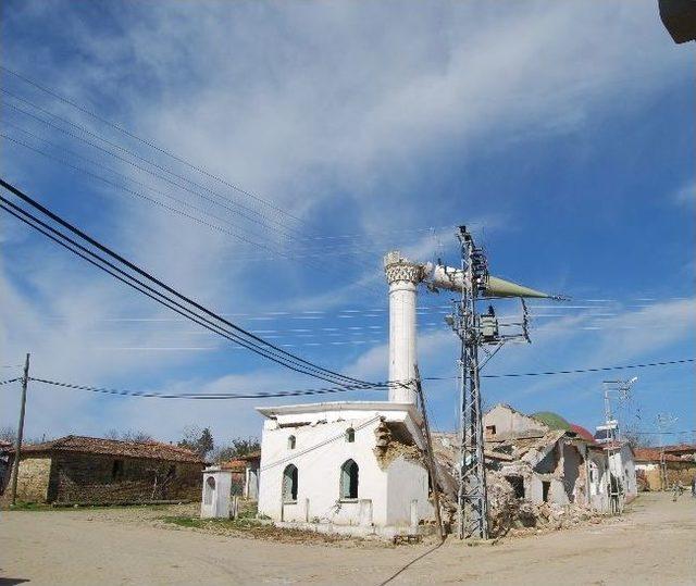 Depremden Ve Yağışlardan Zarar Gören Aksakal Köyü Camii Yıkıldı