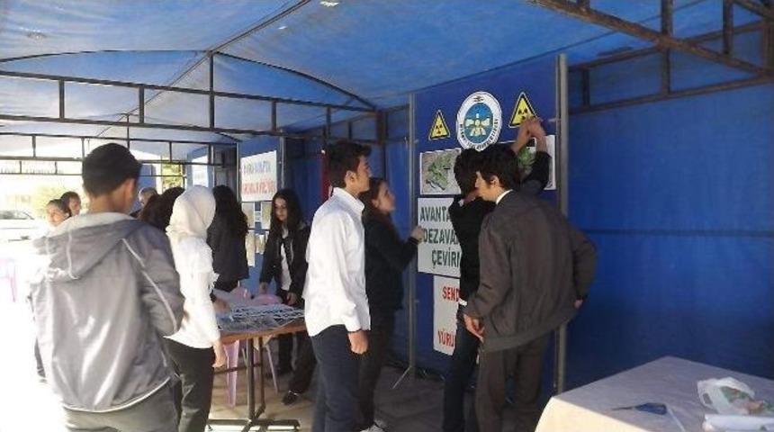 &Ouml;ğrenciler Radyasyon Kullanımına Tepki İ&ccedil;in Stant A&ccedil;tı