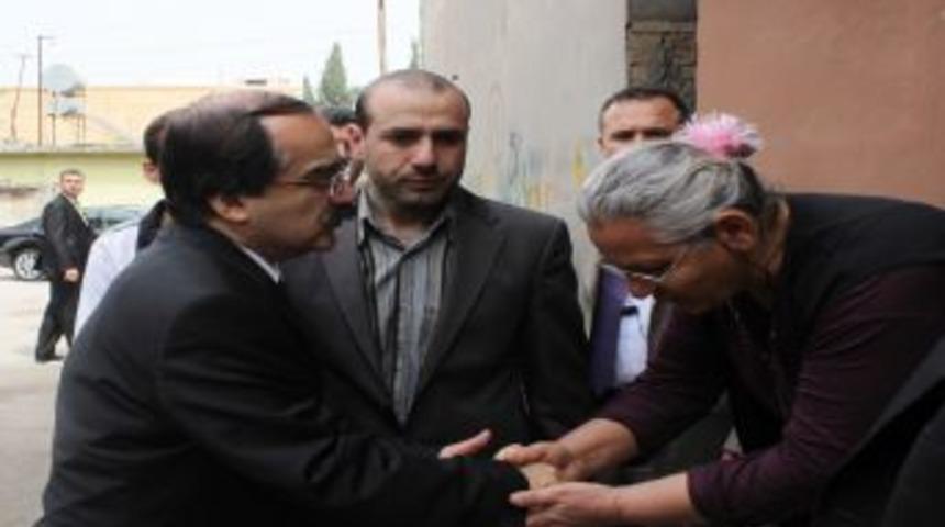 Vali Coş&rsquo;tan Serbest Bırakılan T&uuml;rk Iş&ccedil;iye &lsquo;hoşgeldin&rsquo; Ziyareti