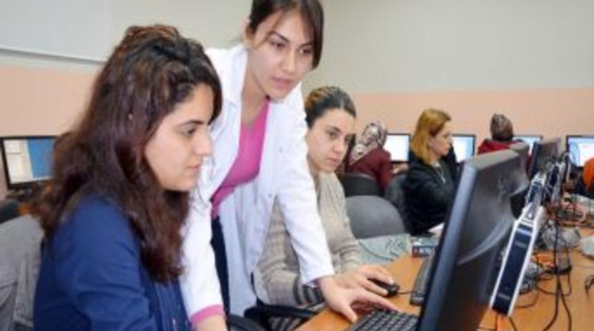 &Ccedil;ocuğunu Bekleyen Veliye Bilgisayar Kursu