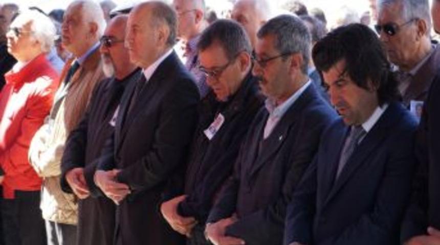 Sanat Tarih&ccedil;isi Prof. Aslanapa Son Yolculuğuna Uğurlandı.