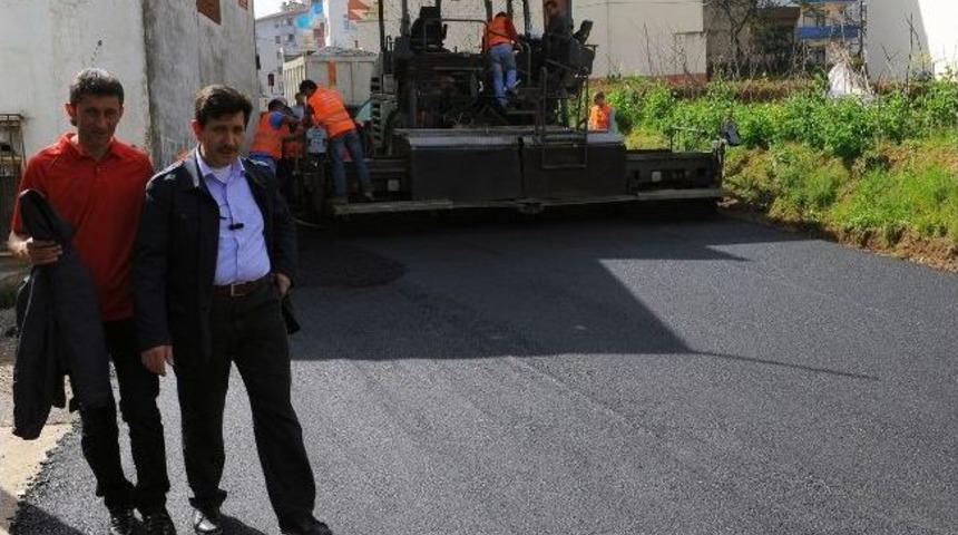 Başkan G&uuml;mr&uuml;k&ccedil;&uuml;oğlu, Asfalt &Ccedil;alışmalarını Yerinde İnceliyor