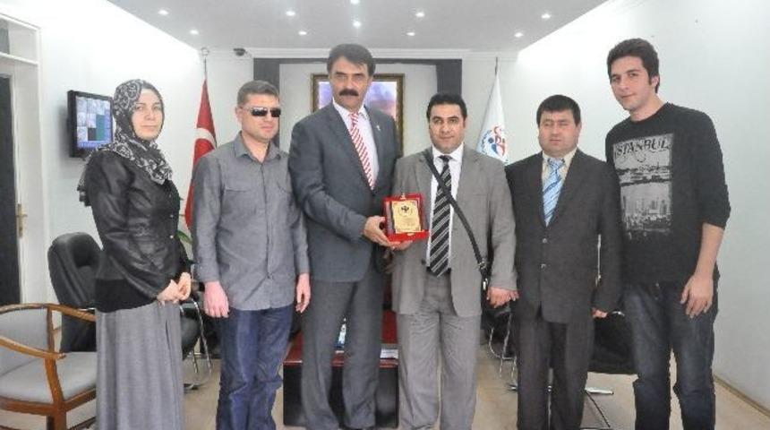 Altı Nokta Spor Kul&uuml;b&uuml;&rsquo;nden M&uuml;d&uuml;r U&ccedil;ak'a Teşekk&uuml;r Plaketi