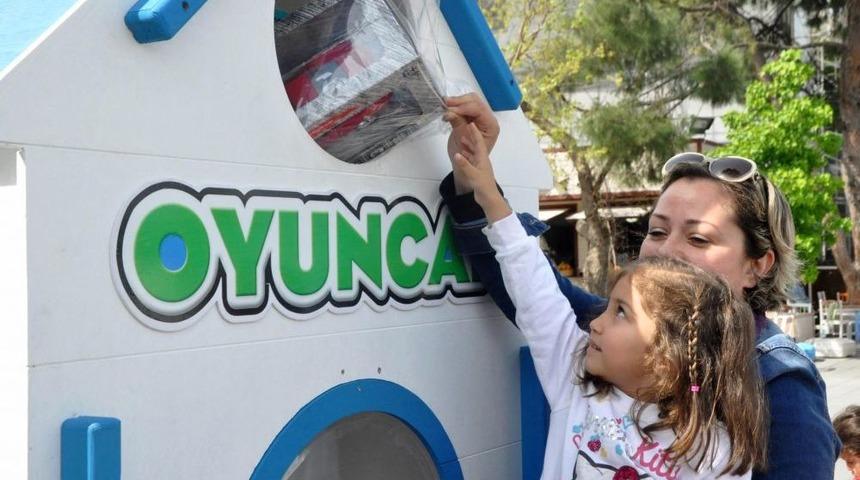 Minik Y&uuml;rekler Oyuncaklarını Yaşıtlarıyla Paylaştı