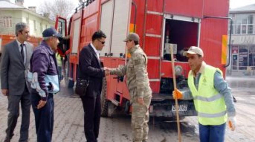 BDP'li Belediyenin Bahar Temizliğine Askeri Ara&ccedil;larda Destek Verdi