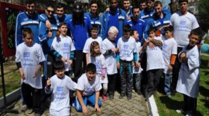 BEST'li Oyuncular Otistik &Ccedil;ocukların Resim Sergisini Gezdi