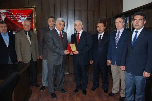 Kızılay’dan, Defterdar Tongal’a Plaket