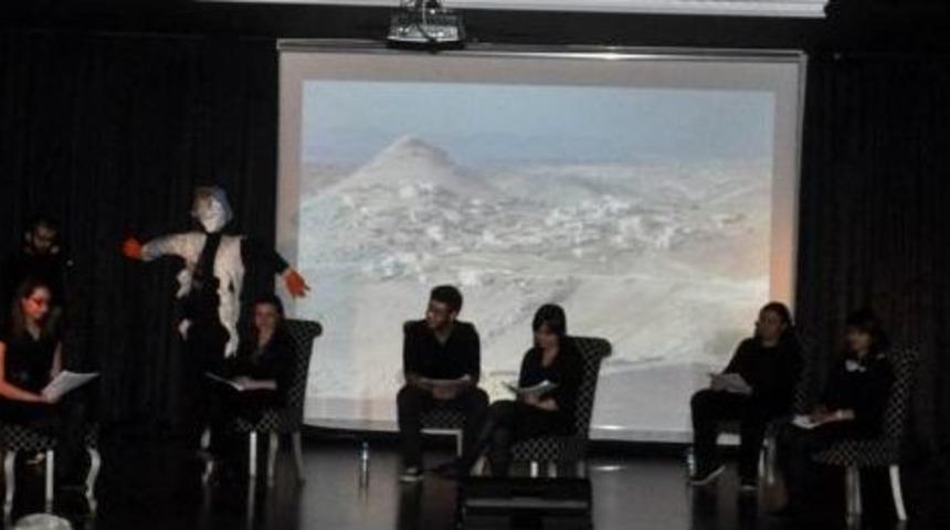 Karag&ouml;z Ve Kukla Sanatının Emektar İsmi &Uuml;nver Oral&rsquo;a Plaket Verildi