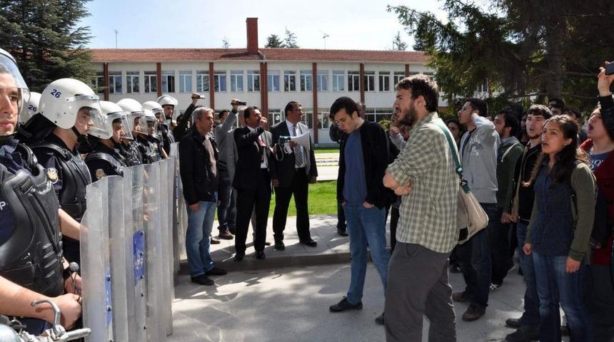 &Uuml;niversitedeki Provokasyonu Polis &Ouml;nledi