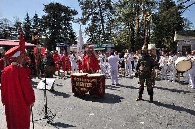 Düzce Belediyesi Bando Ve Mehter Takımından Gösteri