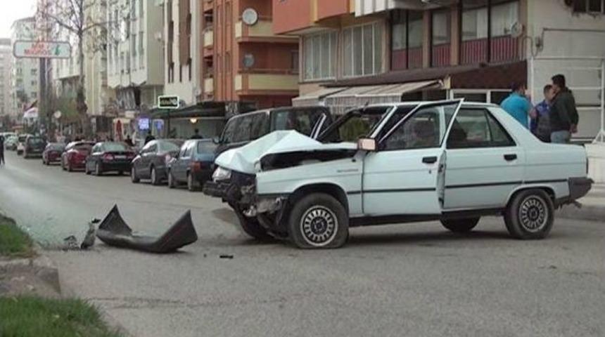 Yayadan Ka&ccedil;tı Elektrik Direğine &Ccedil;arptı