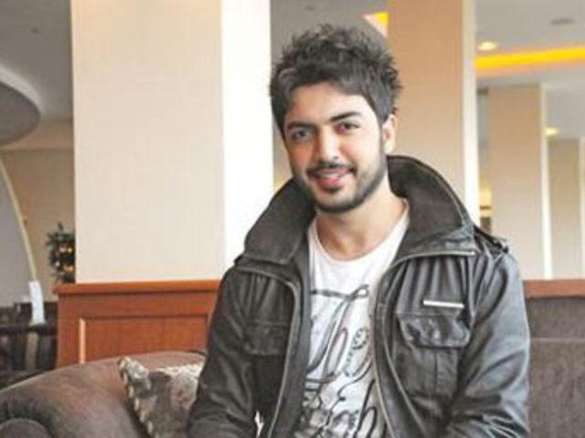 &Uuml;nl&uuml;lerin aşk jestleri 22