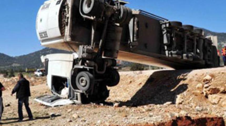 Devrilen TIR k&ouml;pr&uuml; vaziyeti aldı