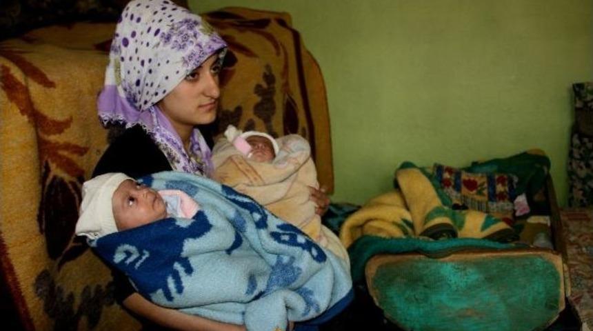 İkiz Bebekleri İle Evden Atıldı