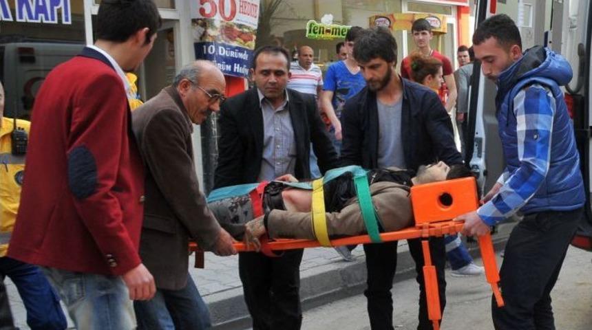 Sokak Ortasında &Ccedil;ıkan Bı&ccedil;aklı Kavga: 1 &Ouml;l&uuml;