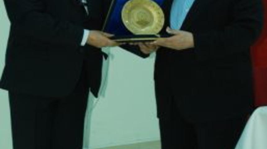 Yazar Lekesiz: G&uuml;n&uuml;m&uuml;zde Yazar Reklamından Kitap Satılıyor