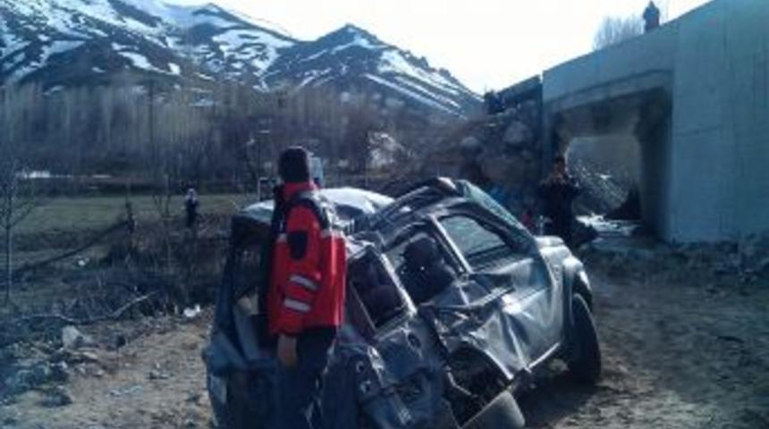 Tatvan&rsquo;da Trafik Kazası: 3 &Ouml;l&uuml;, 4 Yaralı