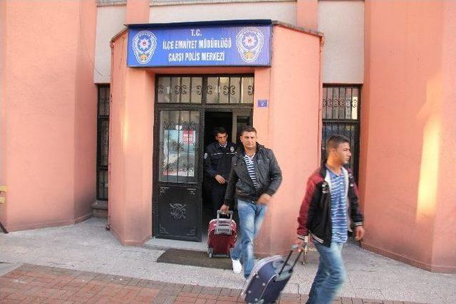 Havalimanında 7 Kişi Sahte Pasaportla Yakalandı